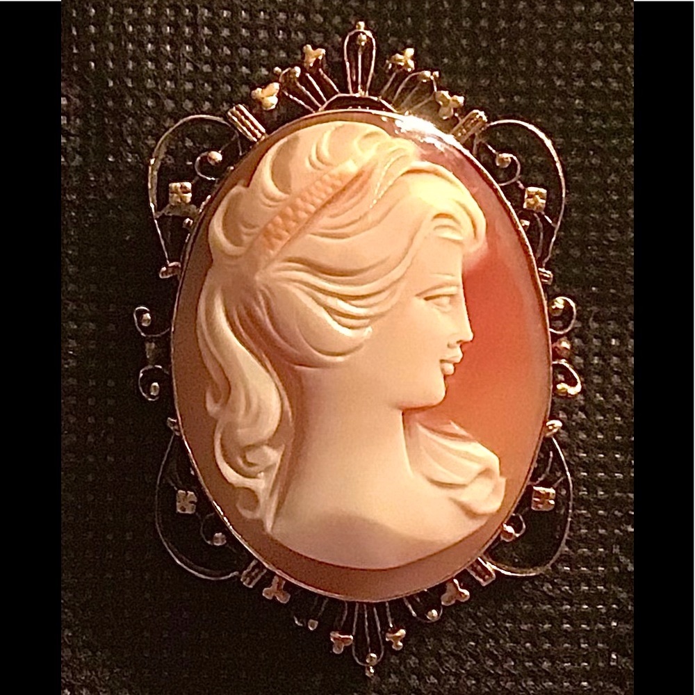 💕Exquisite 14K Gold Cameo Brooch💕